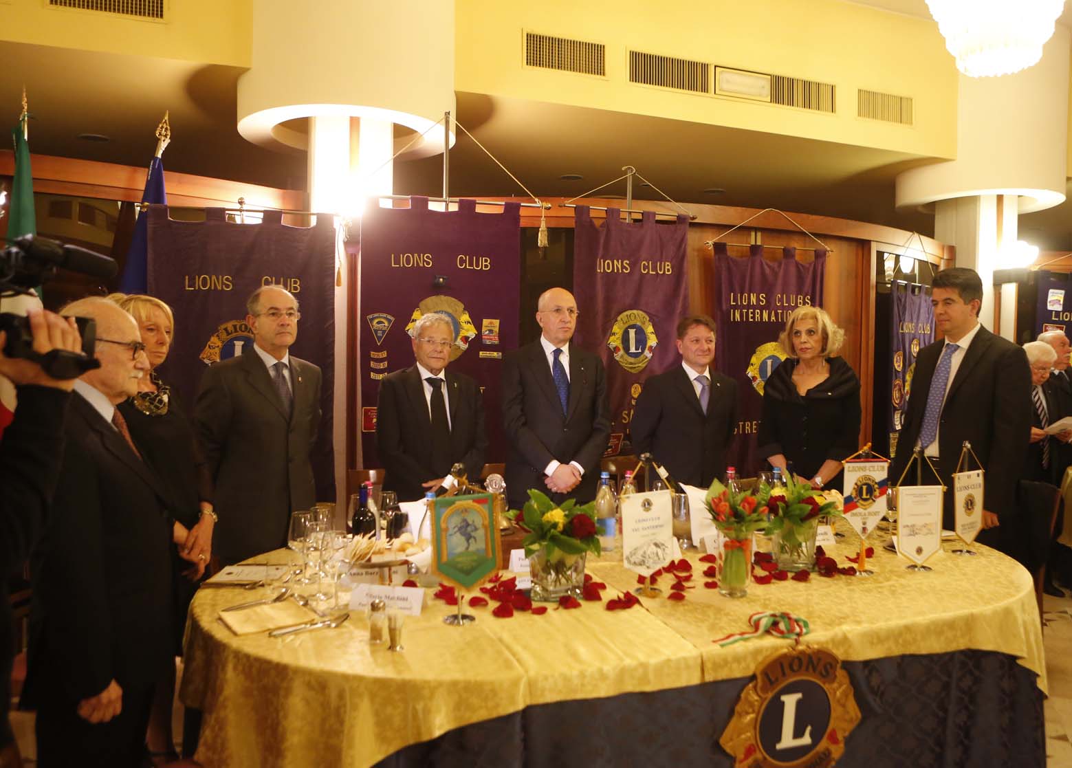 Gruppo attorno alla tavola